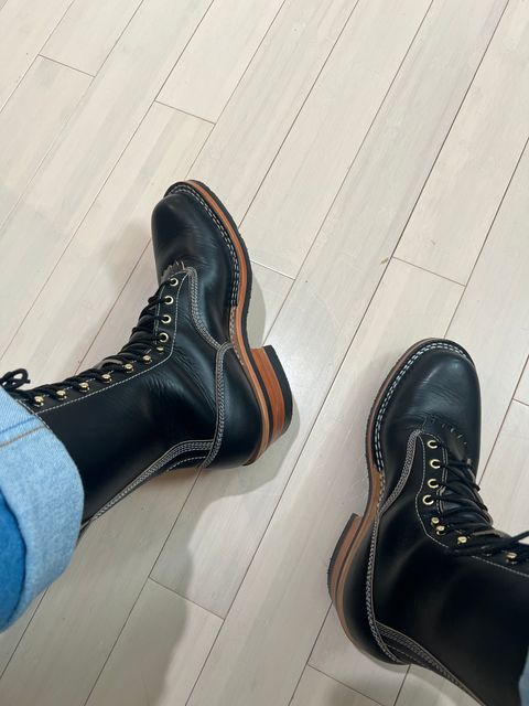 Photo by wcurry_1 on January 29, 2025 of the Frank's Boots Wilson in Horween Black Chromexcel.