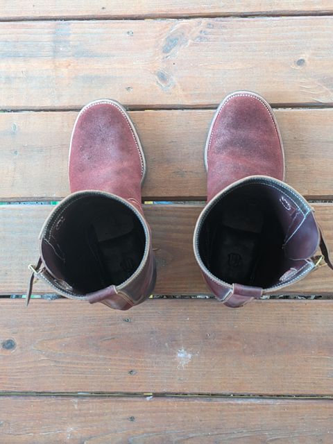 Photo by Lazy_Spread on November 5, 2023 of the Unsung U 22-2 Engineer Boot in Horween Burgundy Workshoe Butt Roughout.
