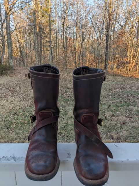 Photo by Lazy_Spread on January 4, 2024 of the Unsung U 22-2 Engineer Boot in Horween Burgundy Workshoe Butt Roughout.