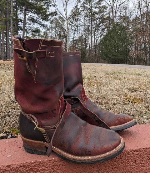Photo by Lazy_Spread on February 4, 2024 of the Unsung U 22-2 Engineer Boot in Horween Burgundy Workshoe Butt Roughout.