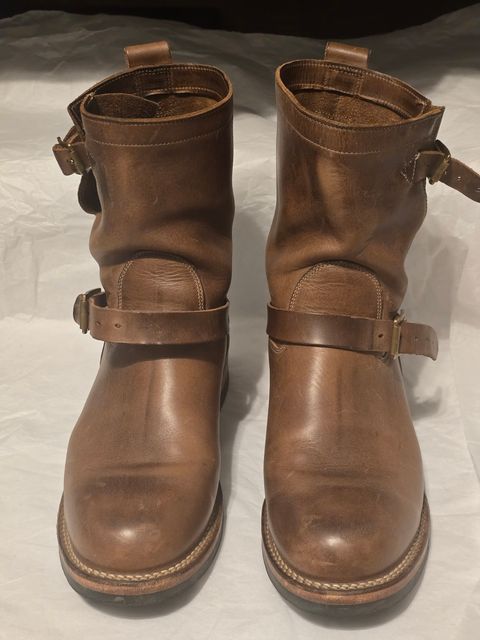 Photo by tempesttost on October 6, 2025 of the Viberg Engineer in Horween Natural Chromexcel.