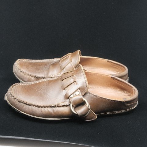 Photo by timothvn on March 6, 2024 of the Quoddy Ring Mule in Horween Olive Chromexcel.