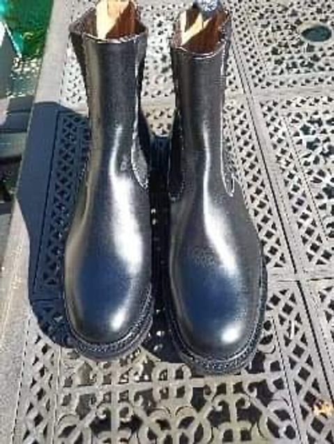 Photo by Obversus on October 2, 2022 of the Tricker's Stephen Chelsea Boot in Black Calf.