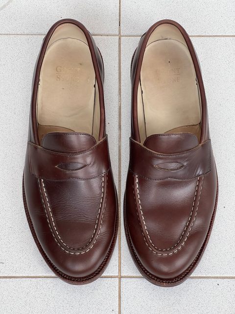 Photo by fjaagewaage on November 1, 2023 of the Grant Stone Traveler Penny in Horween Crimson Chromexcel.