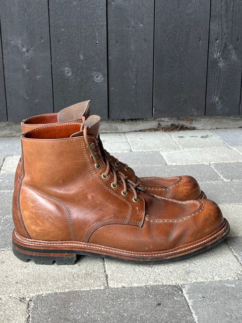 Photo by fjaagewaage on March 31, 2025 of the Grant Stone Brass Boot in Horween Dune Chromexcel.