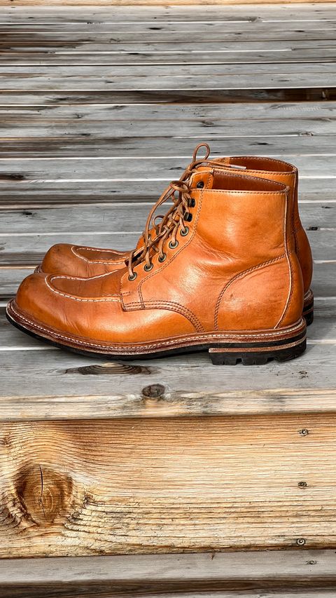 Photo by itsphil on January 1, 2023 of the Grant Stone Brass Boot in Horween English Tan Essex.