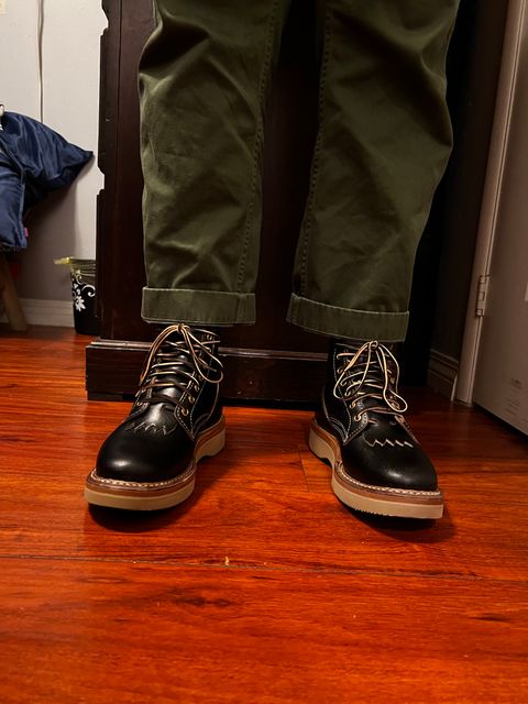 Photo by namelesstree on October 2, 2022 of the White's 350 Cruiser in Horween Black Waxed Flesh.
