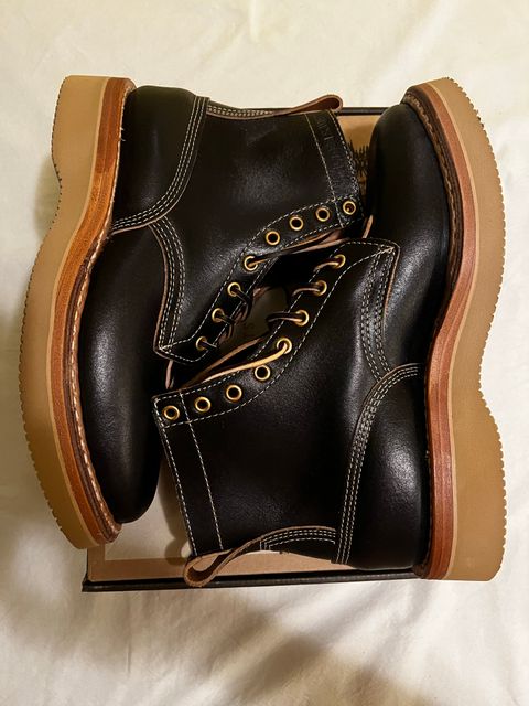 Photo by namelesstree on October 2, 2022 of the White's 350 Cruiser in Horween Black Waxed Flesh.