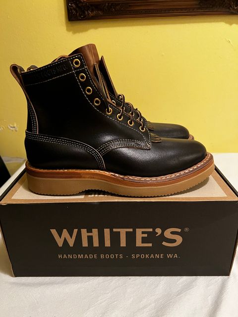 Photo by namelesstree on October 2, 2022 of the White's 350 Cruiser in Horween Black Waxed Flesh.