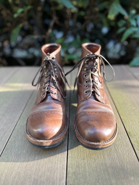 Photo by paranoid on February 2, 2023 of the Julian Boots Bowery in Horween Cigar Shell Cordovan.