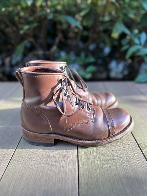 Photo by paranoid on February 2, 2023 of the Julian Boots Bowery in Horween Cigar Shell Cordovan.