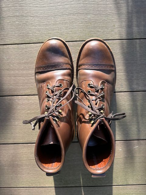 Photo by paranoid on February 2, 2023 of the Julian Boots Bowery in Horween Cigar Shell Cordovan.