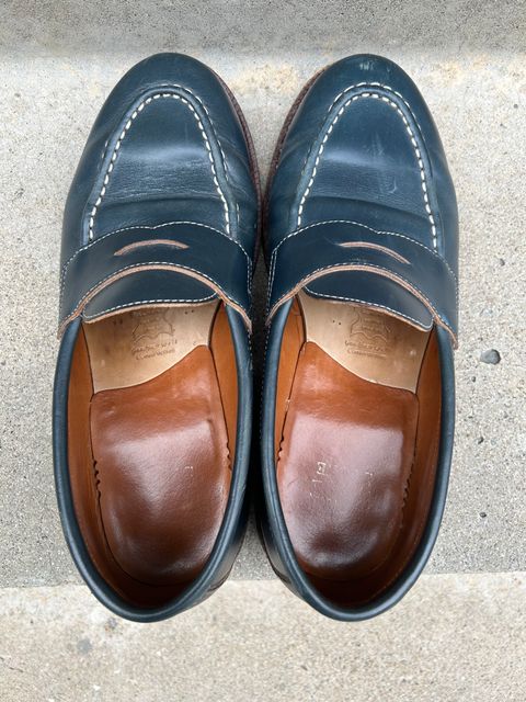 Photo by mountain_gazelle on April 4, 2023 of the Grant Stone Traveler Penny in Horween Navy Chromexcel.