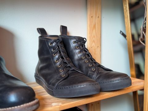 Photo by demo on July 3, 2025 of the Goral x Rose Anvil SMUGS 2.0 in Horween Black Chromexcel.