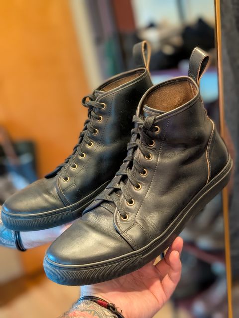 Photo by demo on July 3, 2025 of the Goral x Rose Anvil SMUGS 2.0 in Horween Black Chromexcel.