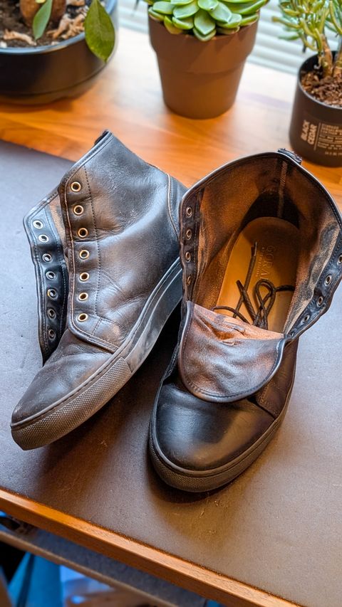 Photo by demo on February 14, 2026 of the Goral x Rose Anvil SMUGS 2.0 in Horween Black Chromexcel.