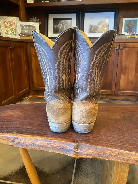Photo by ChuckNasty on May 20, 2025 of the Fenoglio The Weldon in Brown Roughout Cowhide.