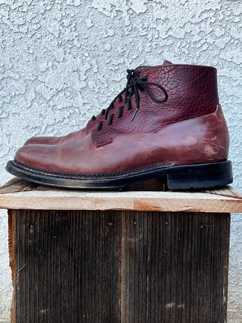 Photo by selvedge_and_welted on February 2, 2025 of the Arno Galno in Maryam Burgundy TPR Horsebutt & Law Tanning Black Cherry Big Horn Shrunken Bison.