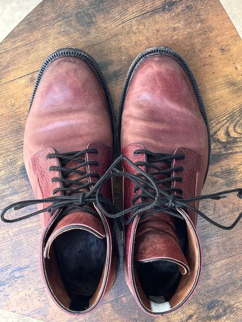 Photo by selvedge_and_welted on April 3, 2025 of the Arno Galno in Maryam Burgundy TPR Horsebutt & Law Tanning Black Cherry Big Horn Shrunken Bison.