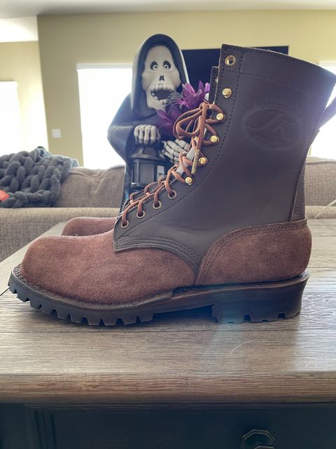 Photo by EnieJr on October 1, 2022 of the JK Boots Superduty in Seidel Brown Oil Tan Roughout.