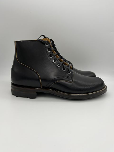 Photo by blackandbrownblues on October 1, 2021 of the Viberg Service Boot in Shinki Black Oiled Horsebutt.