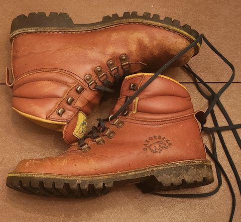 Photo by Zeonic on September 8, 2024 of the Jim Green Razorback in Tan Full Grain.