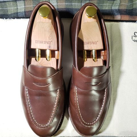 Photo by cgsteps94 on January 5, 2023 of the Grant Stone Traveler Penny in Horween Crimson Chromexcel.