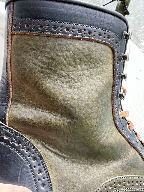 Photo by ListingToPort on March 3, 2024 of the Jakkrabbits Gunner in Horween Black Chromexcel & Badalassi Carlo Oliva Pueblo.