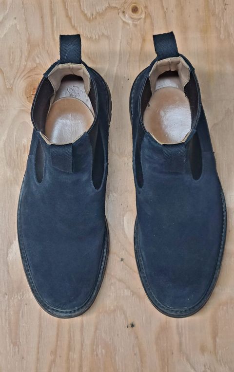 Photo by hoainp on November 6, 2024 of the Tricker's Stephen Chelsea Boot in Zonta Oceano Castorino Suede.