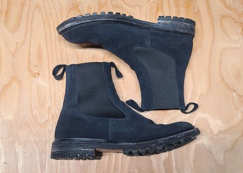 Photo by hoainp on January 6, 2025 of the Tricker's Stephen Chelsea Boot in Zonta Oceano Castorino Suede.