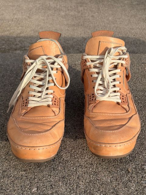 Photo by KentuckyDenimHead on January 5, 2026 of the Hender Scheme Manual Industrial Products 10 in Natural Veg-Tanned Cowhide.