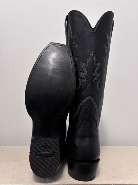 Photo by Asian on February 15, 2026 of the BNV: Botas Nuevas Vizcaya Cowboy Boot in European Calf, Black.