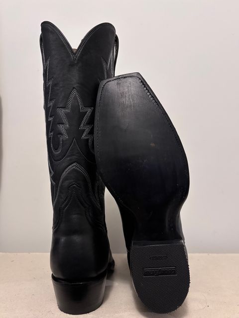 Photo by Asian on February 15, 2026 of the BNV: Botas Nuevas Vizcaya Cowboy Boot in European Calf, Black.
