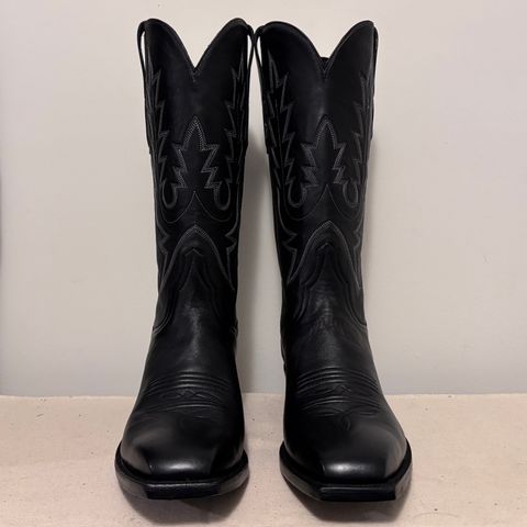 Photo by Asian on February 15, 2026 of the BNV: Botas Nuevas Vizcaya Cowboy Boot in European Calf, Black.