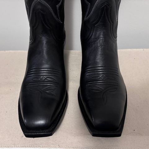 Photo by Asian on February 15, 2026 of the BNV: Botas Nuevas Vizcaya Cowboy Boot in European Calf, Black.