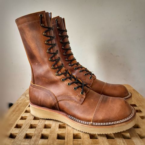 Photo by Vinnie’sBigAdventure on October 1, 2024 of the Nicks DeltaArch in Horween Orange Predator.