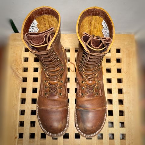 Photo by Vinnie’sBigAdventure on December 4, 2024 of the Nicks DeltaArch in Horween Orange Predator.
