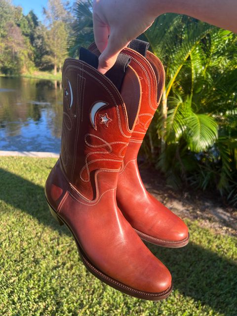 Photo by Thebootbum on November 5, 2024 of the Clinch Cowboy Boots in Brown-Overdyed Horsebutt.