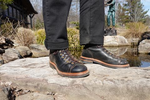 Photo by gertrudes_cat on February 19, 2023 of the John Lofgren Monkey Boots in Horween Black Teacore Chromexcel.