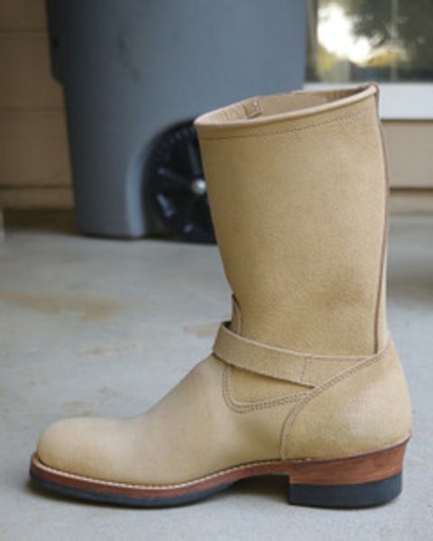 Photo by madeofbirds on October 1, 2024 of the Attractions BILTBUCK Engineer Boots in Sand Beige Suede.