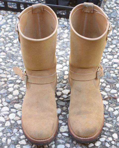 Photo by madeofbirds on November 3, 2024 of the Attractions BILTBUCK Engineer Boots in Sand Beige Suede.