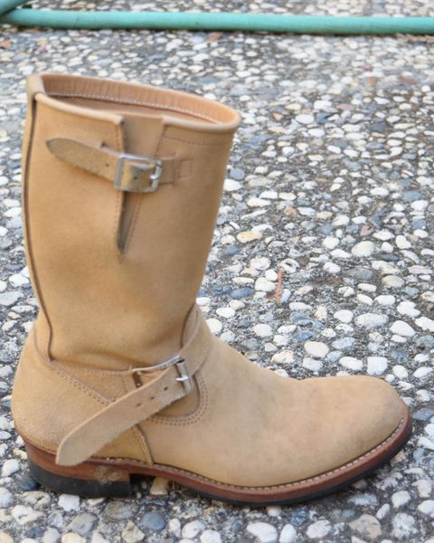 Photo by madeofbirds on November 3, 2024 of the Attractions BILTBUCK Engineer Boots in Sand Beige Suede.