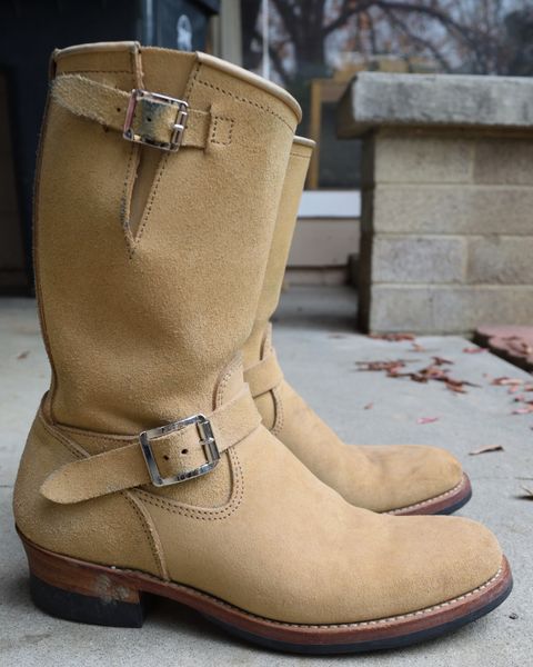 Photo by madeofbirds on December 5, 2024 of the Attractions BILTBUCK Engineer Boots in Sand Beige Suede.