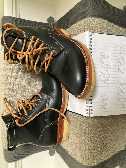Photo by Siany123 on November 3, 2022 of the Jakkrabbits Logger Boot in Indonesian Rose Black Pull Up.