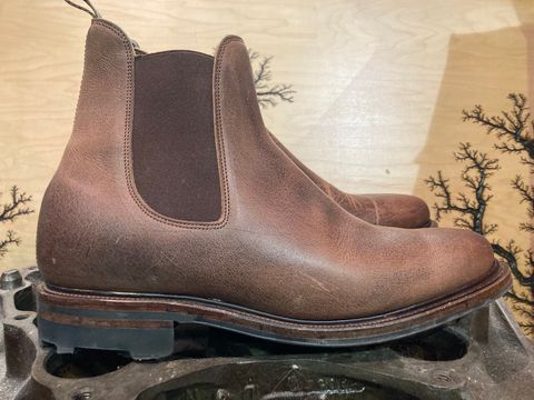 Photo by 99Tjadams on November 2, 2023 of the Viberg Chelsea in Horween Rowdy Dachshund.