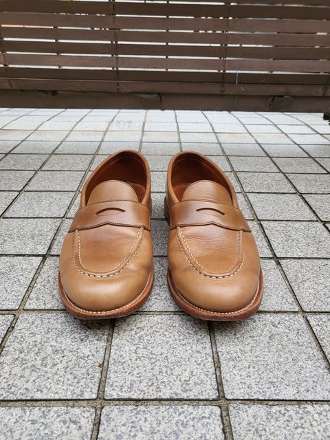 Photo by BoonyBooty on December 3, 2022 of the Grant Stone Traveler Penny in Horween Dune Chromexcel.