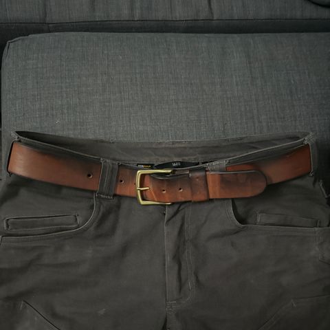 Photo by traceycortez on September 14, 2024 of the Nick’s Handmade Boots 1.75” Heavy Duty Work Belt in Wickett & Craig Natural Double Stuffed.