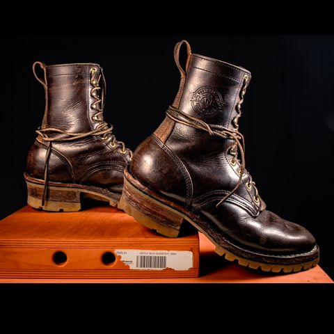 Photo by traceycortez on February 6, 2025 of the Frank's Boots Type 1 Commander in Horween Black Teacore Cypress & Horween Natural Waxed Flesh.