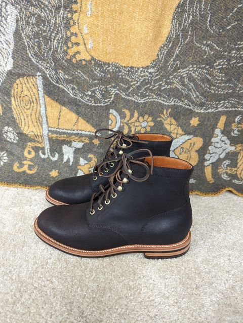 Photo by unofficiallegends on October 1, 2022 of the Grant Stone Diesel Boot in C.F. Stead Earth Waxy Commander Suede.