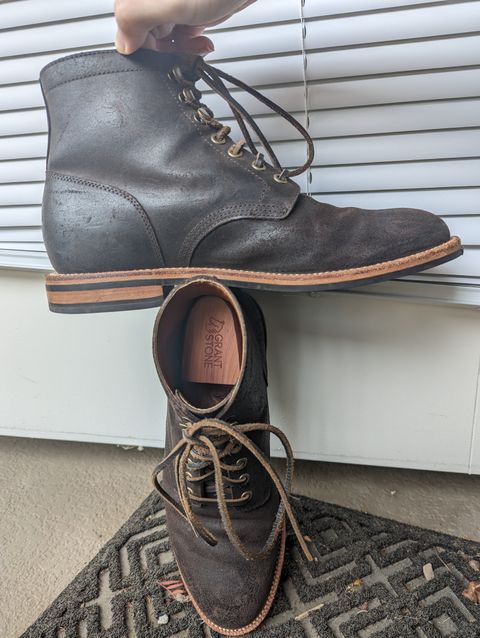 Photo by unofficiallegends on March 2, 2023 of the Grant Stone Diesel Boot in C.F. Stead Earth Waxy Commander Suede.